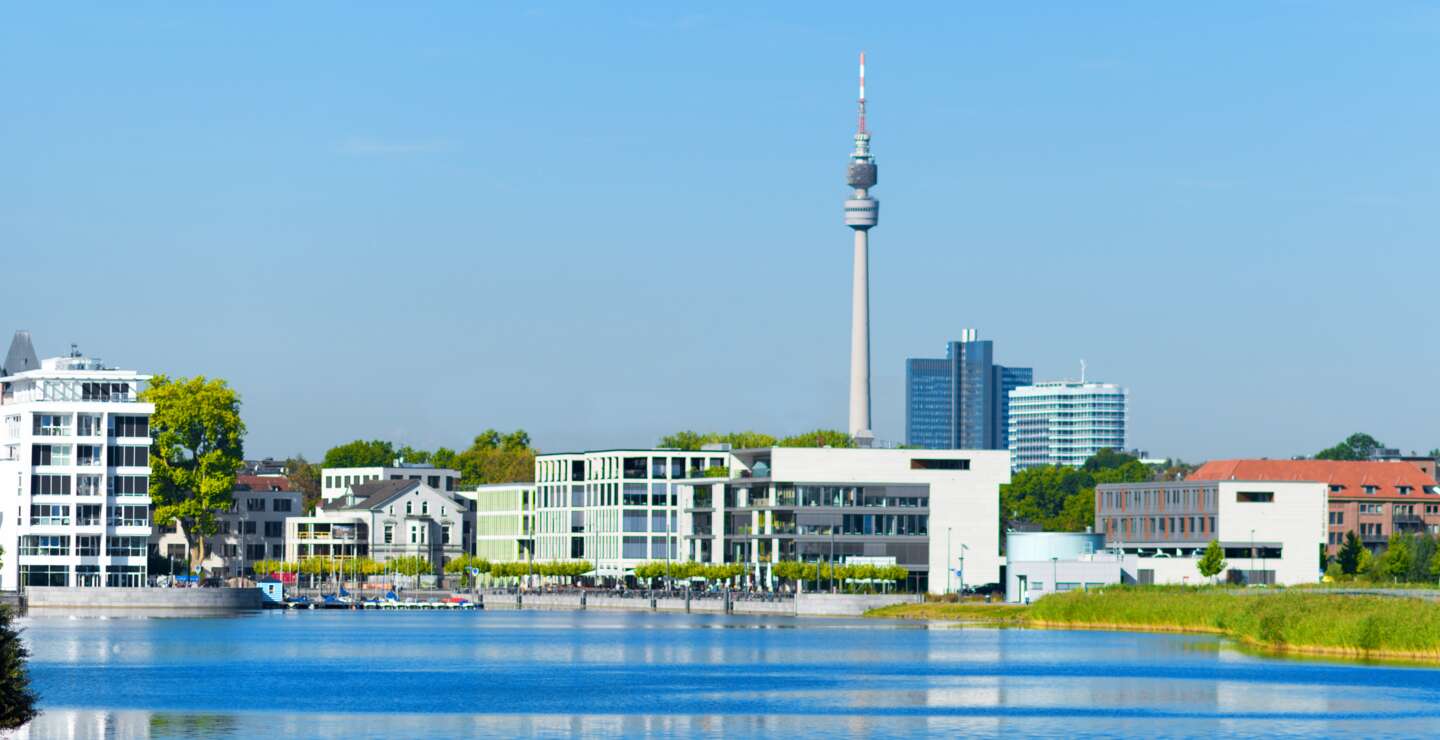 Moderne Gebaeude am Phoenixsee in Dortmund | © Gettyimages.com/Kerrick