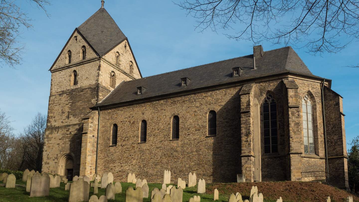 Evangelische Kirche St. Peter, Hohensyburg mit Graebern, Dortmund | © GettyImages.com/andreasw1966