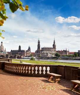 Canaletto-Blick auf das Panorama der Dresdner Altstadt vom rechten Elbufer aus, mit Frauenkirche, Hofkirche, Residenzschloss und Semperoper | © Gettyimages.com/TommL