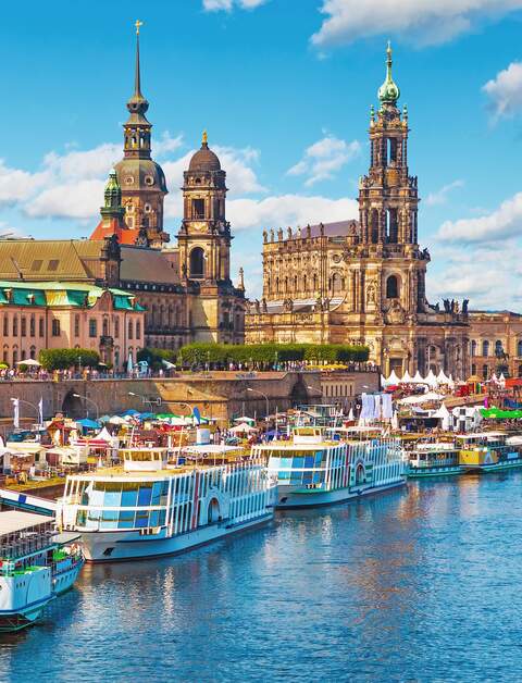 Malerische Sommeransicht der Altstadtarchitektur mit belebtem Elbufer in Dresden, Sachsen, Deutschland | © Gettyimages.com/scanrail