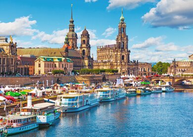 Malerische Sommeransicht der Altstadtarchitektur mit belebtem Elbufer in Dresden, Sachsen, Deutschland | © Gettyimages.com/scanrail