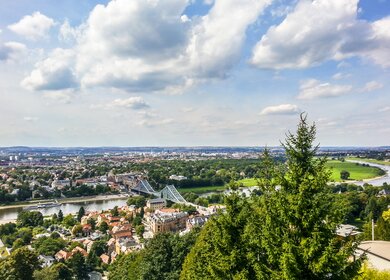 Blick über das Elbtal mit dem Blauen Wunder, der inoffiziell genannten Löschwitzer Brücke, in Dresden Blasewitz unter blauem Himmel | © Gettyimages.com/Meinzahn