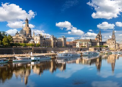 Elbpromenade mit Ausflugsschiffen und Blick auf die Skyline der historischen Altstadt von Dresden an einem Sommertag | © Gettyimages.com/MikeMareen