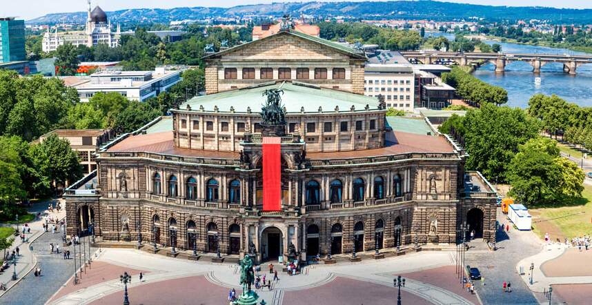Panoramaüberblick über die Semperoper in Dresden bei gutem Wetter und mit Elbe im Hintergrund | © GettyImages.com/bloodua