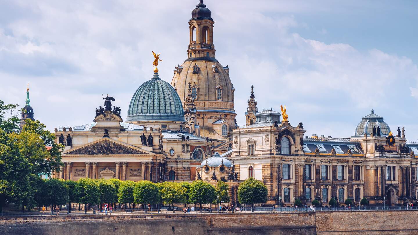 Die antike Stadt von Dresden mit Blick auf die Frauenkirche und die Kunstakademie Zitronenpresse | © GettyImages.com/DaLiu
