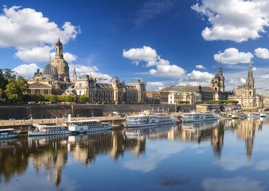 Blck auf Altstadt von Dresden mit der Elbe im Vordergrund | © Gettyimages.com/MikeMareen