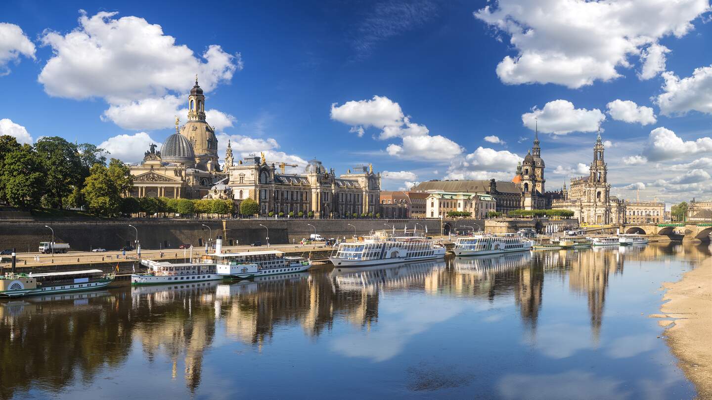 Blck auf Altstadt von Dresden mit der Elbe im Vordergrund | © Gettyimages.com/MikeMareen