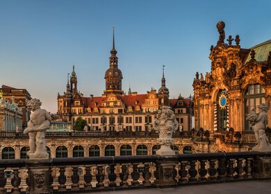 Blick vom Dresdner Zwinger auf das Schloss mit dem Hausmannsturm bei abendlicher Stimmung mit Beleuchtung | © GettyImages.com/Trifonov Evgeniy