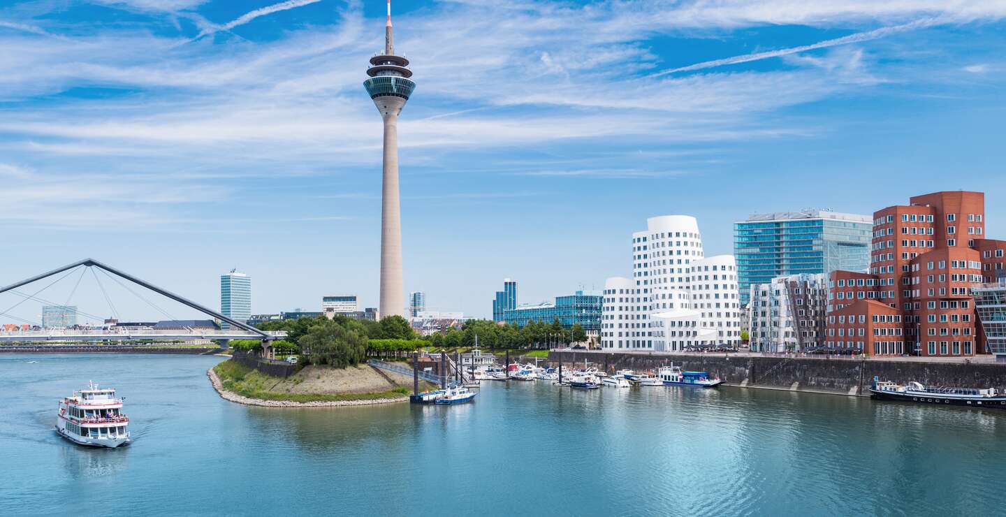 Blick auf den Medienhafen in Duesseldorf mit einem Boot | © Gettyimages.com/jotily