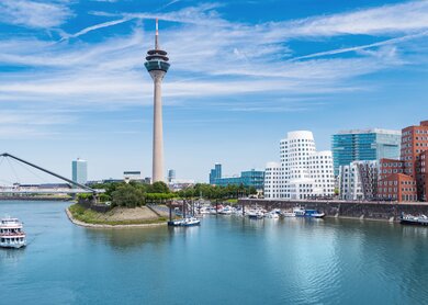Blick auf den Medienhafen in Duesseldorf mit einem Boot | © Gettyimages.com/jotily