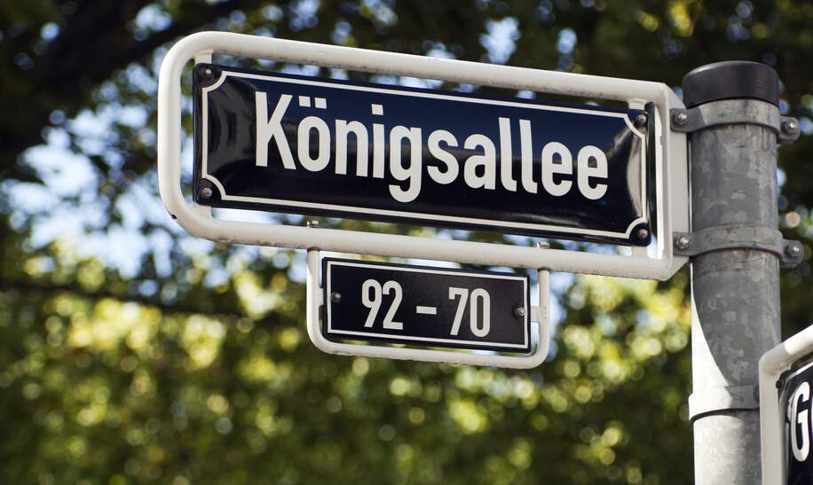Strassenschild der Koengisallee in Duesseldorf | © Gettyimages.com/eyewave