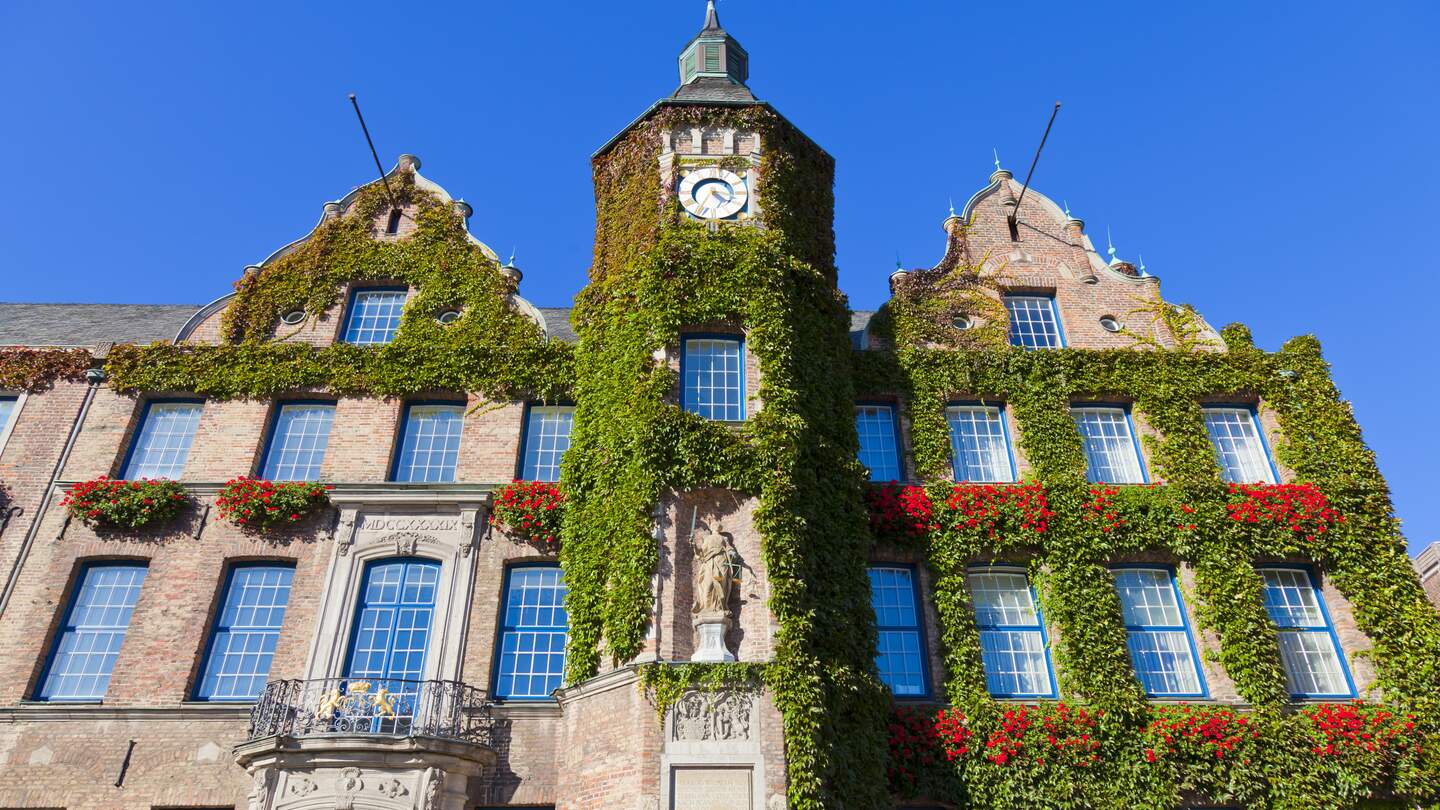 Blick auf das Rathaus in Duesseldorf | © Gettyimages.com/interlight