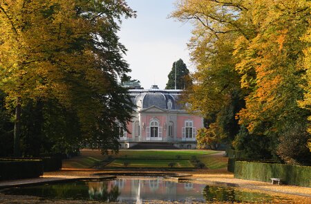 Benrath Schloss in Duesseldorf im Herbst | © Gettyimages.com/olaaf