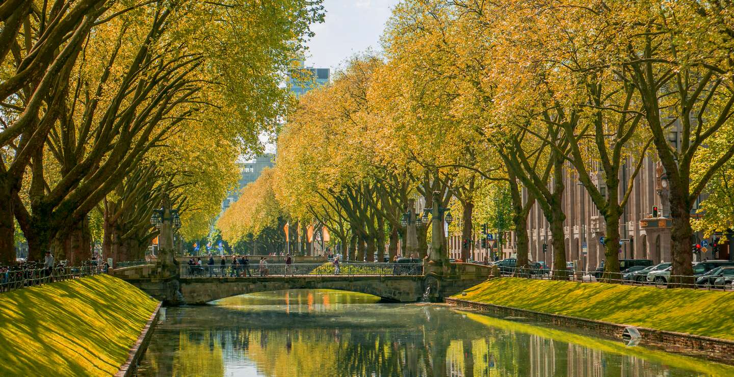 Die Einkaufsstrasse Koenigsallee im Herbst | © Gettyimages.com/Joel-Noah Charanghattu