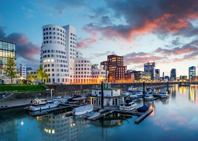 Der Duesseldorfer Medienhafen bei Daemmerung | © Gettyimages.com/jotily