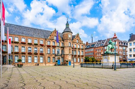Altstadt, Marktplatz, Rathaus und Reiterstatue von Jan Wellem II. in Duesseldorf | © Gettyimages.com/PhotoFires