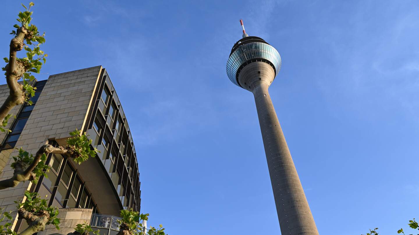Landtag und Rheinturm in Duesseldorf | © Gettyimages.com/konrad100