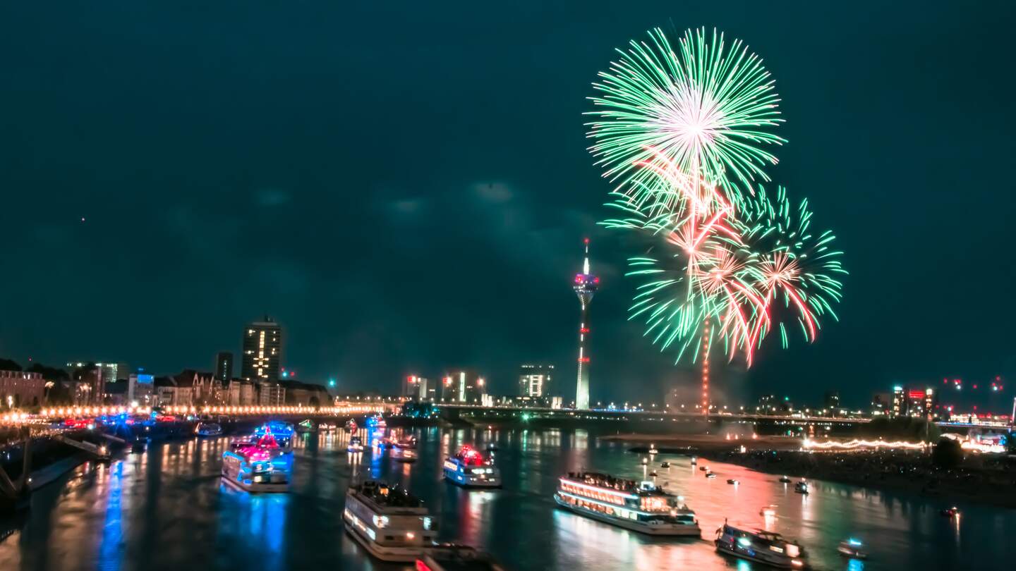 Ein gruenes Feuerwerk erhellt den Himmel ueber dem Rhein | © Gettyimages.com/arnaoty