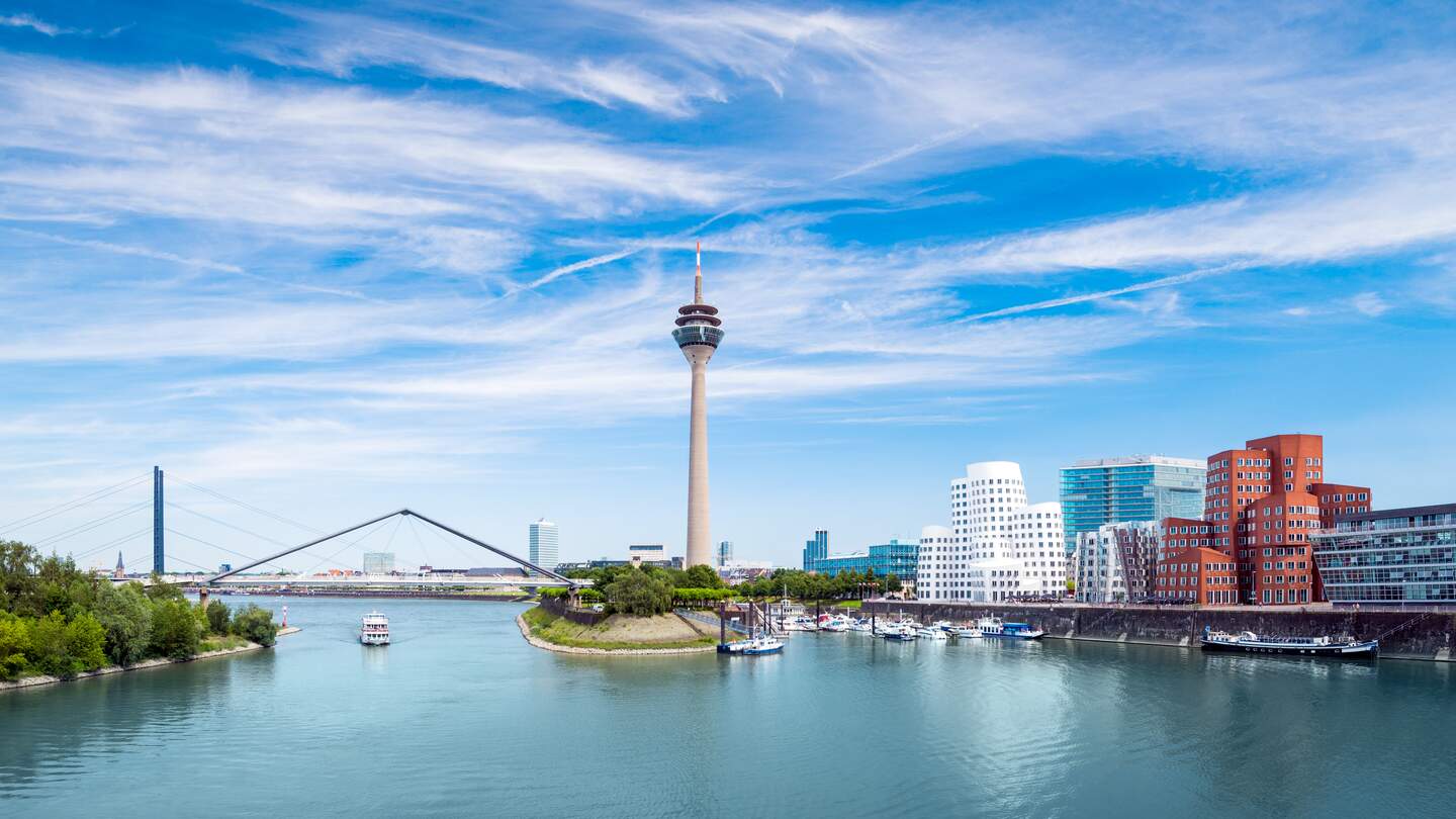 Panorama von Duesseldorfer Medienhafen mit Rheinturm und moderner Architektur bei blauem Himmel | © GettyImages.com/jotily