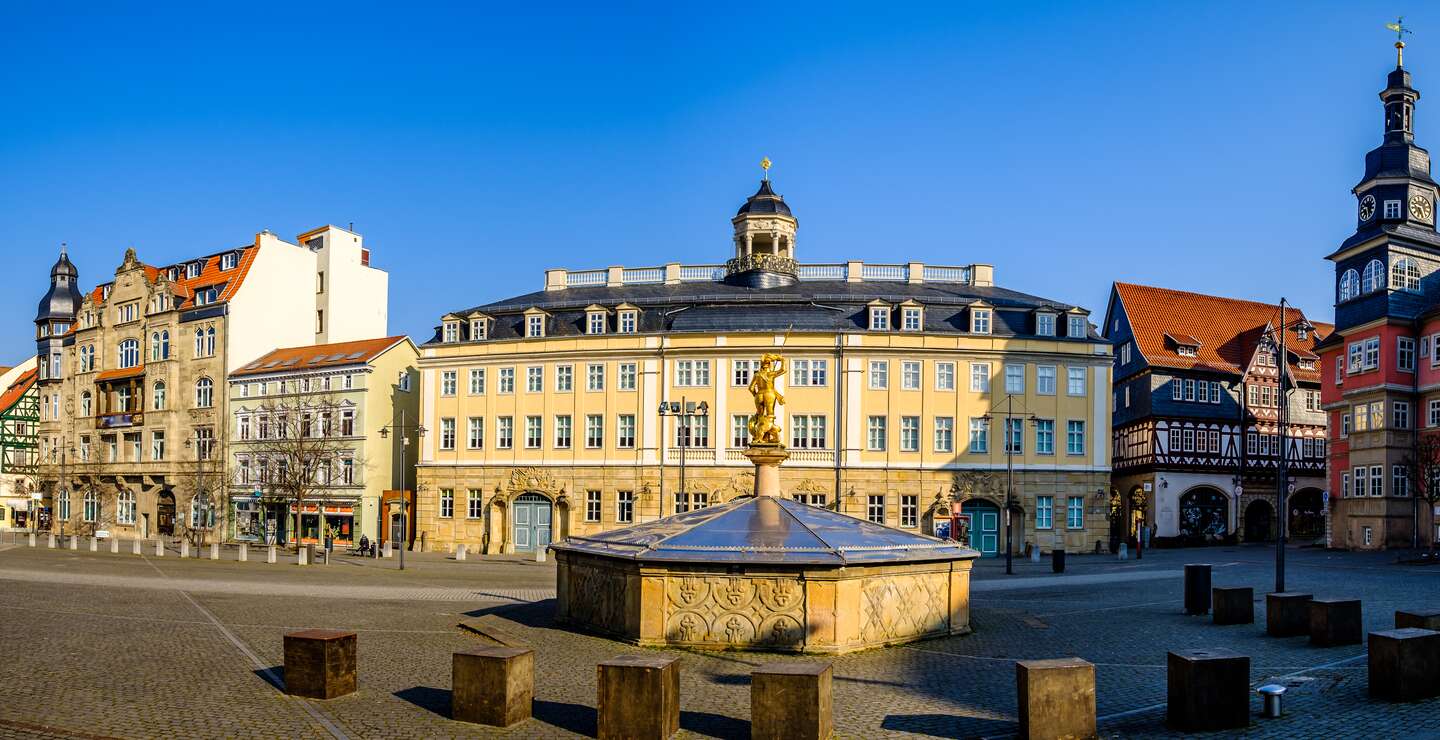 Historische Gebaeude in der Altstadt von Eisenach mit blauem Himmel | © Gettyimages.com/FooTToo