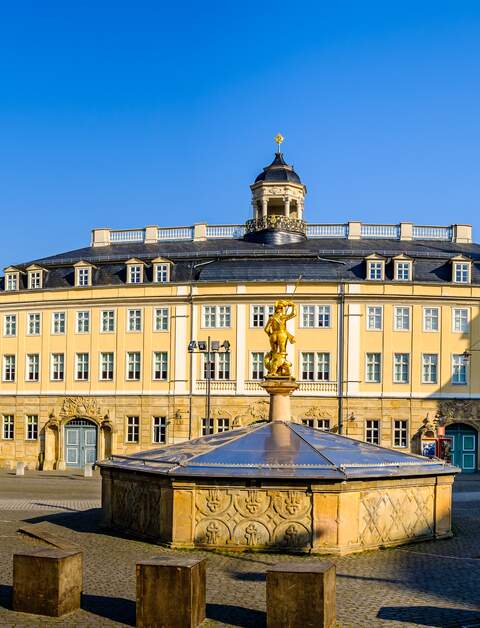 Historische Gebaeude in der Altstadt von Eisenach mit blauem Himmel | © Gettyimages.com/FooTToo