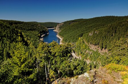 Blick ueber den Thueringer Wald und die Talsperre Schmalwasser in Erfurt | © Gettyimages.com/Alexander Ließ