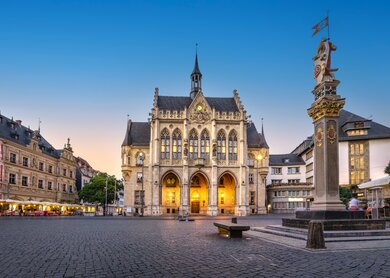 Fischmarkt Erfurt mit Blick auf das historische Rathaus bei Nacht | © Gettyimages.com/bbsferrari