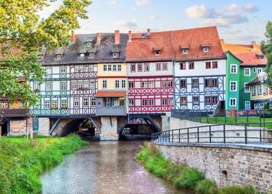 Frontalansicht der bewohnten Kraemerbruecke in Erfurt bei gutem Wetter | © Gettyimages.com/bbsferrari