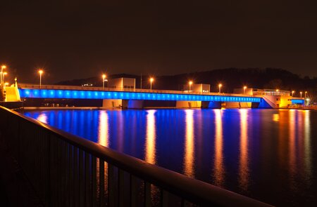 Blick auf den Baldeneysee in Essen bei Nacht | © Gettyimages.com/RameoArt