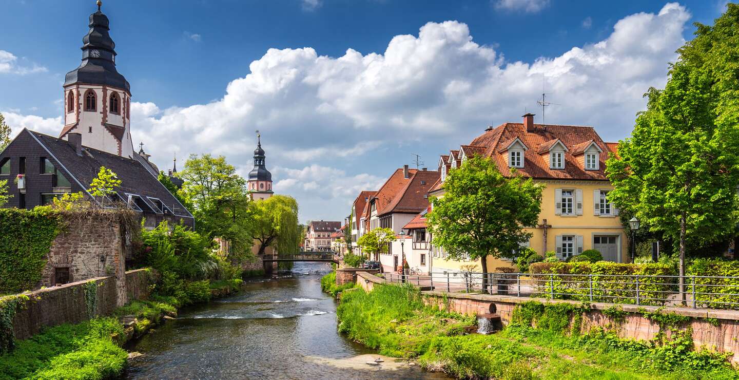Stadtbild am Fluss Alb in Ettlingen im Schwarzwald bei gutem Wetter | © Gettyimages.com/DaLiu