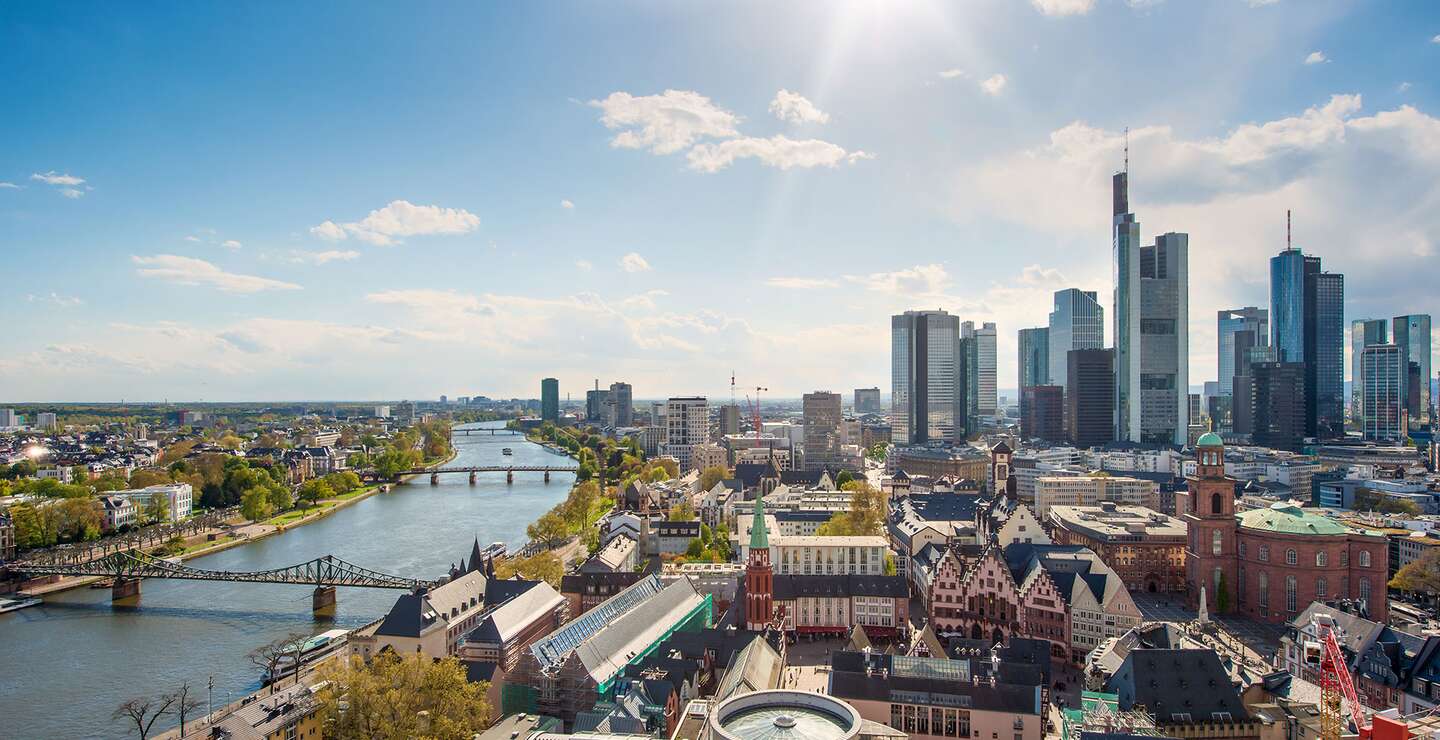Sonniger Blick auf den Main und die Skyline von Frankfurt am Main | © Gettyimages.com/ake1150sb