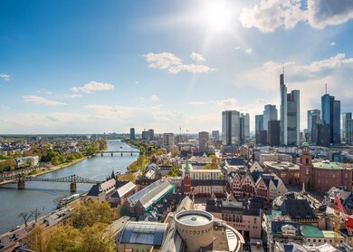 Sonniger Blick auf den Main und die Skyline von Frankfurt am Main | © Gettyimages.com/ake1150sb