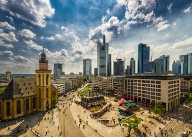 Blick ueber Frankfurt mit Skyline an einem wolkigen Tag | © Gettyimages.com/no_limit_pictures