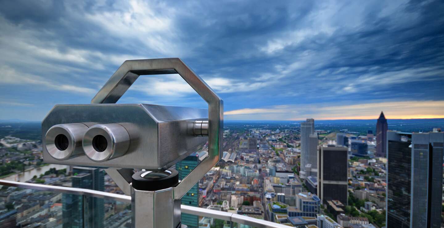 Frankfurter Stadtbild bei Sonnenuntergang. Ausblick mit Fernglas vom Main Tower | © Gettyimages.com/ChrisHepburn
