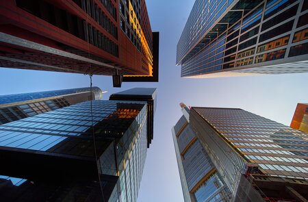 Blick auf den Himmel zwischen vier Wolkenkratzern in Frankfurt | © Gettyimages.com/geogif