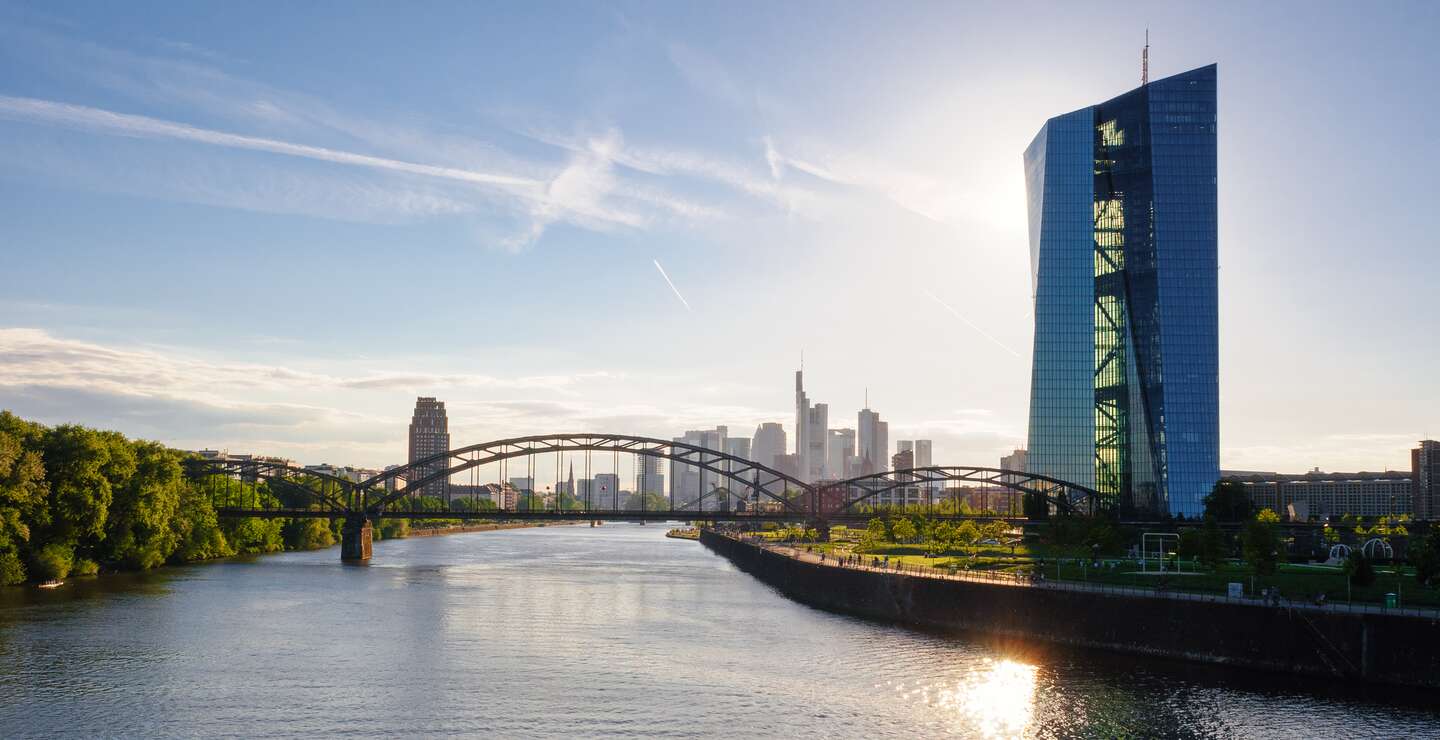 Das Gebaeude der Europaeischen Zentralbank, Frankfurt am Abend | © Gettyimages.com/instamatics