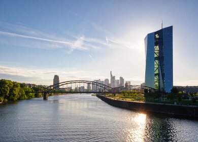 Das Gebaeude der Europaeischen Zentralbank, Frankfurt am Abend | © Gettyimages.com/instamatics