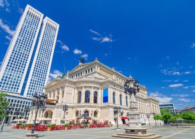 Opernplatz in Frankfurt an einem sonnigen Tag  | © Gettyimages.com/Juergen Sack