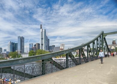 Blick vom Eisernen Steg auf die Skyline von Frankfurt | © Gettyimages.com/kontrast-fotodesign