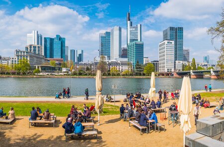 Viele Menschen sitzen in einem Cafe im Freien am Mainufer von Frankfurt | © Gettyimages.com/fotoVoyager