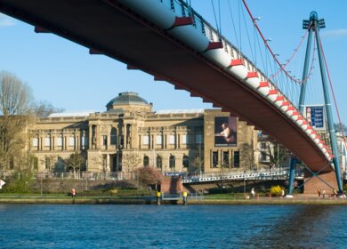 Staedle am Museumsufer in Frankfurt am Main mit Holbeinsteg Bruecke im Vordergrund | © Gettyimages.com/F1 ONLINE RF