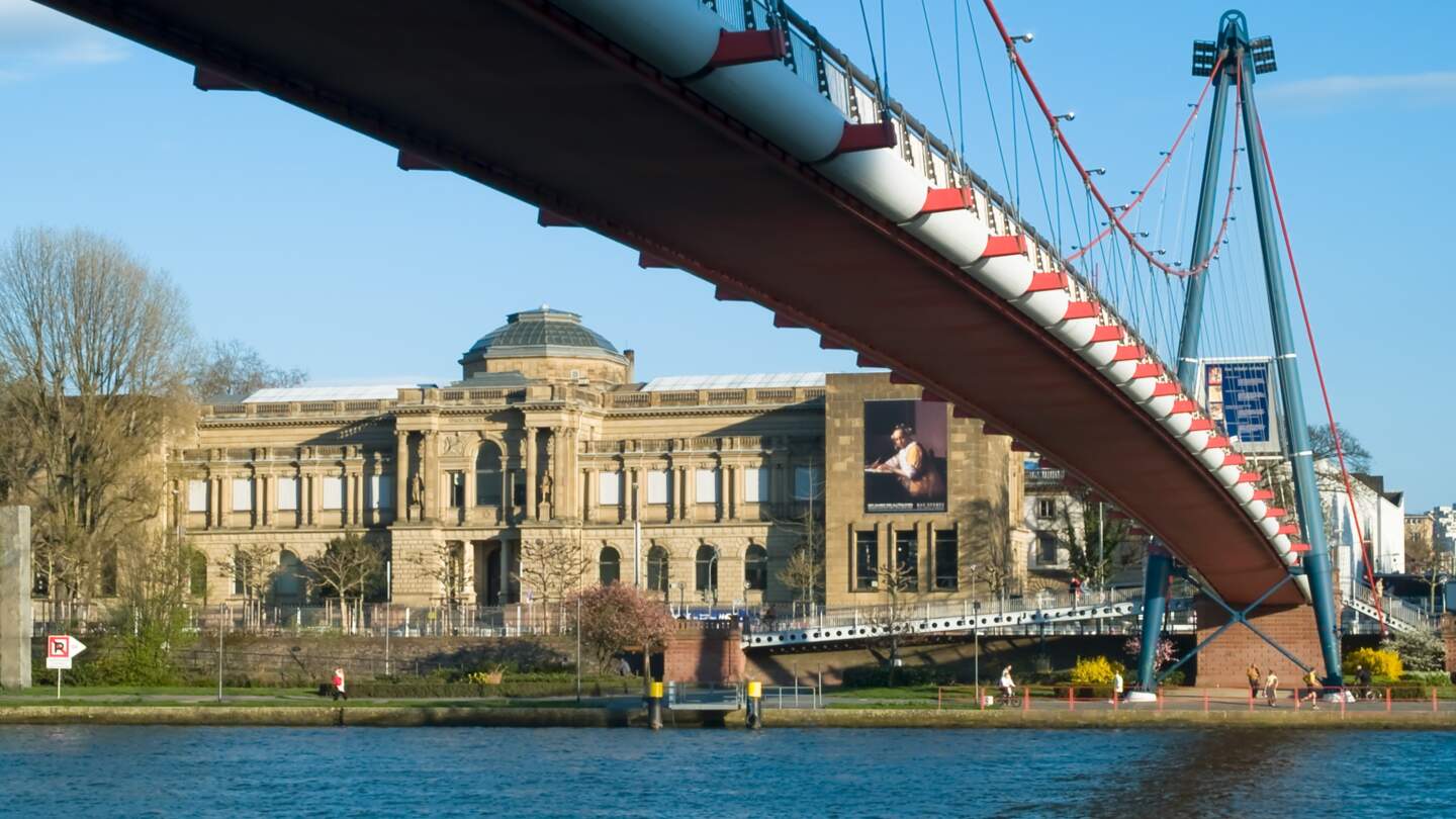 Staedle am Museumsufer in Frankfurt am Main mit Holbeinsteg Bruecke im Vordergrund | © Gettyimages.com/F1 ONLINE RF