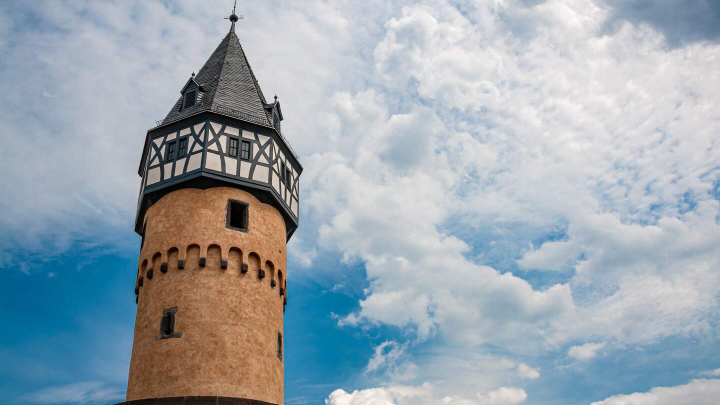 Untersicht auf den Bockenheimer Turm an der Bockenheimer Warte in Frankfurt am Main | © Gettyimages.com/Stefan Moechel