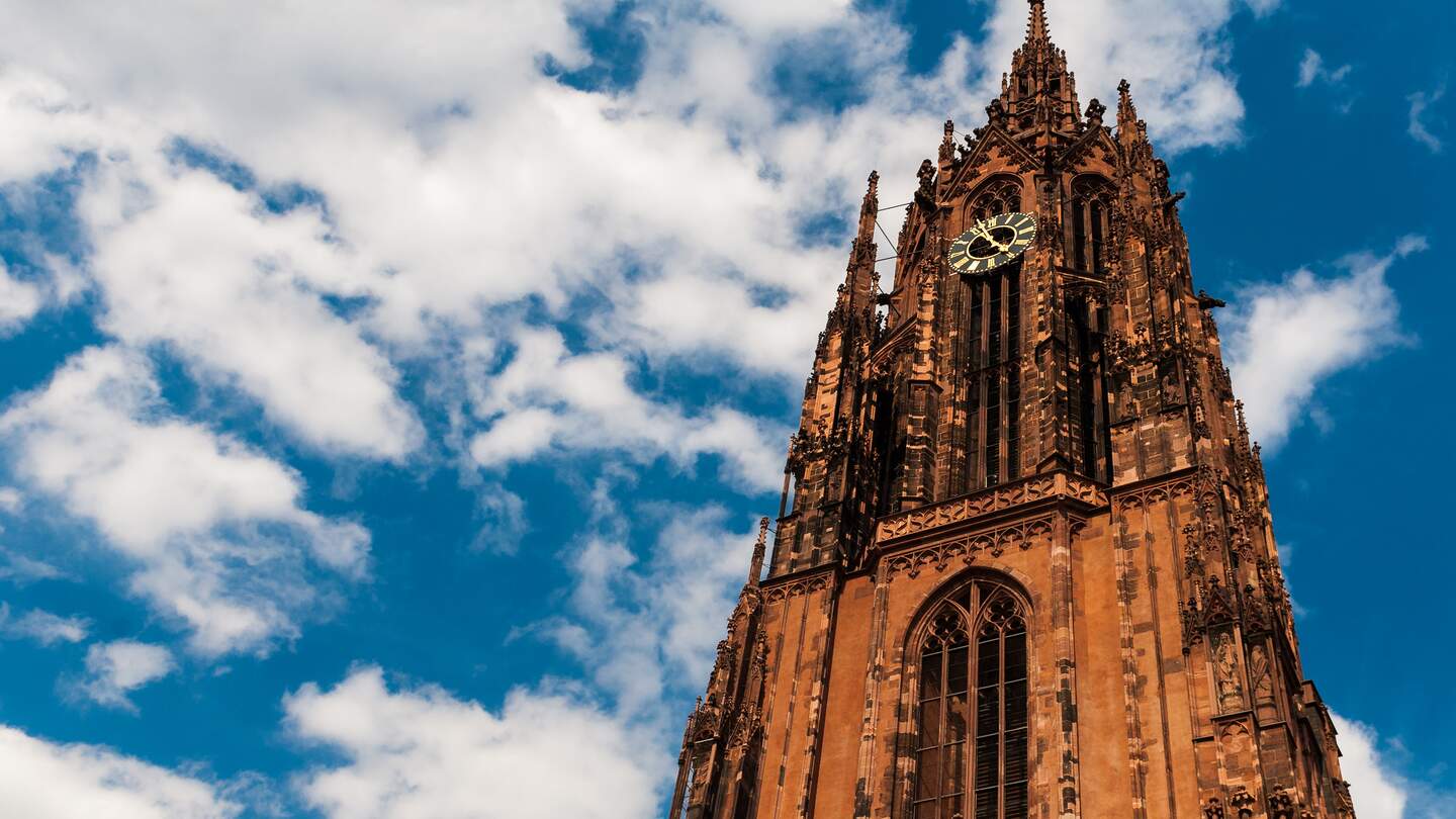 Untersicht auf den Oberen Teil des Doms in Frankfurt am Main | © Gettyimages.com/no_limit_pictures