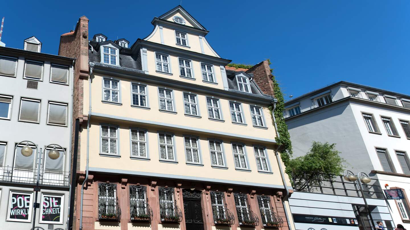 Das Goethe-Haus in der Innenstadt von Frankfurt am Main mit blauem Himmel | © Gettyimages.com/Nikada