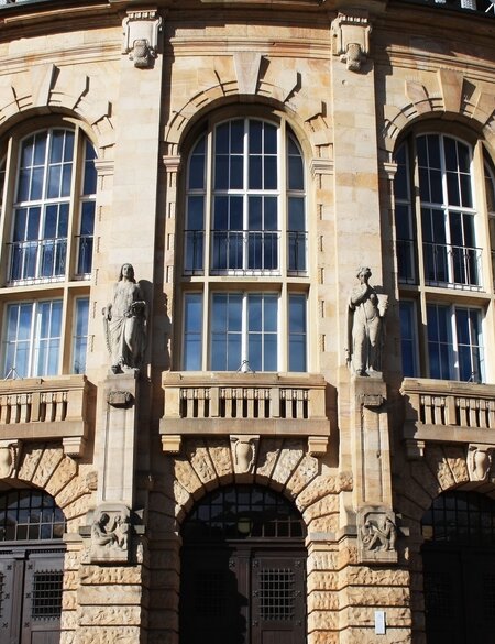 Fassade des Theaters in Freiburg | © Gettyimages.com/RossellaScalia