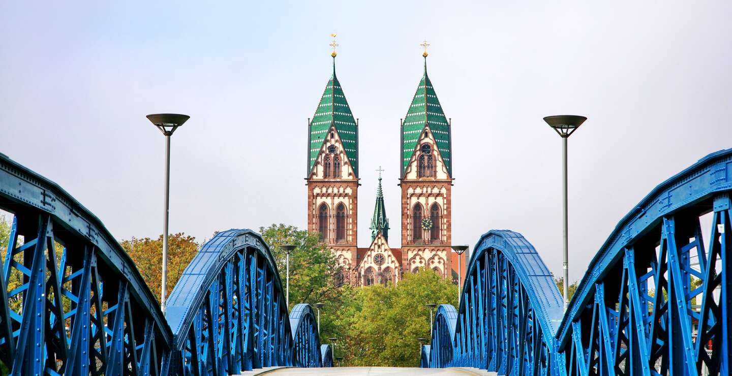 Blick von der Stuhlinger Bruecke auf die Kirche von Freiburg | © Gettyimages.com/Jirobkk