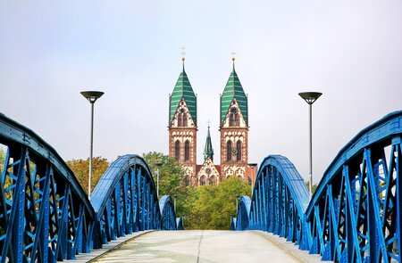 Blick von der Stuhlinger Bruecke auf die Kirche von Freiburg | © Gettyimages.com/Jirobkk