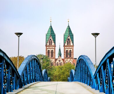 Blick von der Stuhlinger Bruecke auf die Kirche von Freiburg | © Gettyimages.com/Jirobkk