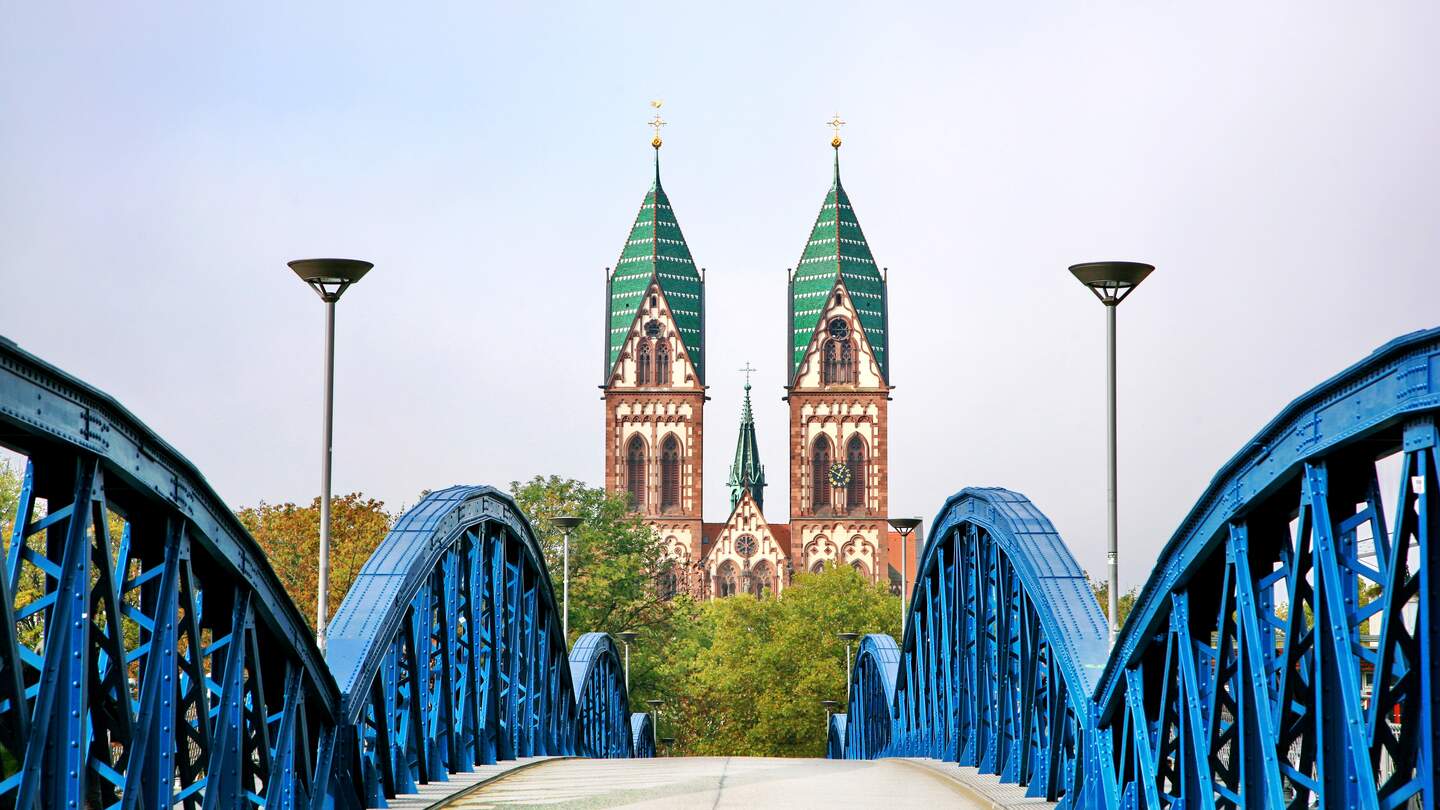 Blick von der Stuhlinger Bruecke auf die Kirche von Freiburg | © Gettyimages.com/Jirobkk